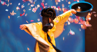 A scene from Madama Butterfly by Puccini   Royal Opera House  Directed by Moshe Leiser and Patrice Caurier  Conducted by Dan Ettinger (Opening 18-06-2022)  Tristram Kenton 06-22 (3 Raveley Street, LONDON NW5 2HX TEL 0207 267 5550  Mob 07973 617 355)email: tristram tristramkenton com 